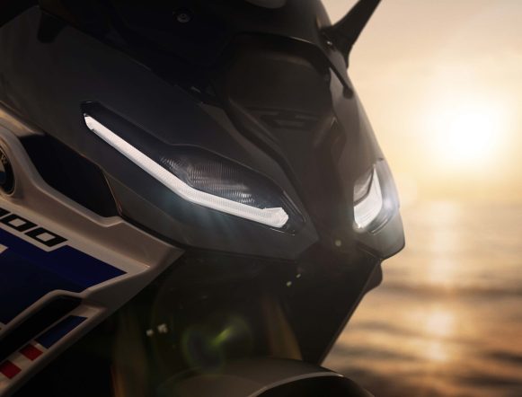 P90596241_highRes_the-new-bmw-r-1300-r